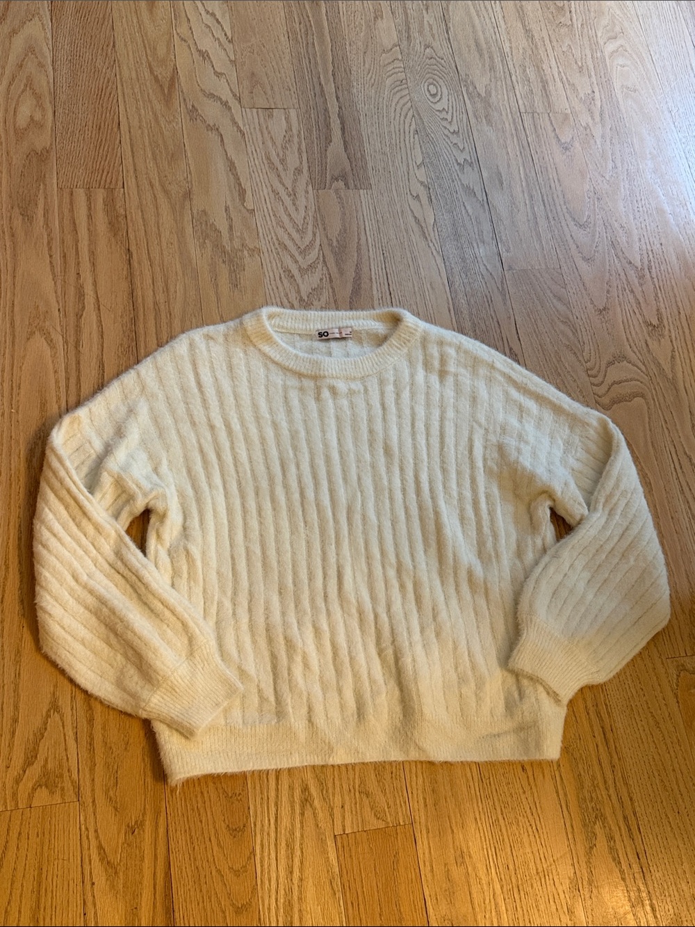 SO Women’s Medium Cream Ribbed Fuzzy Knit Sweater Long Sleeve Cozy Pullover